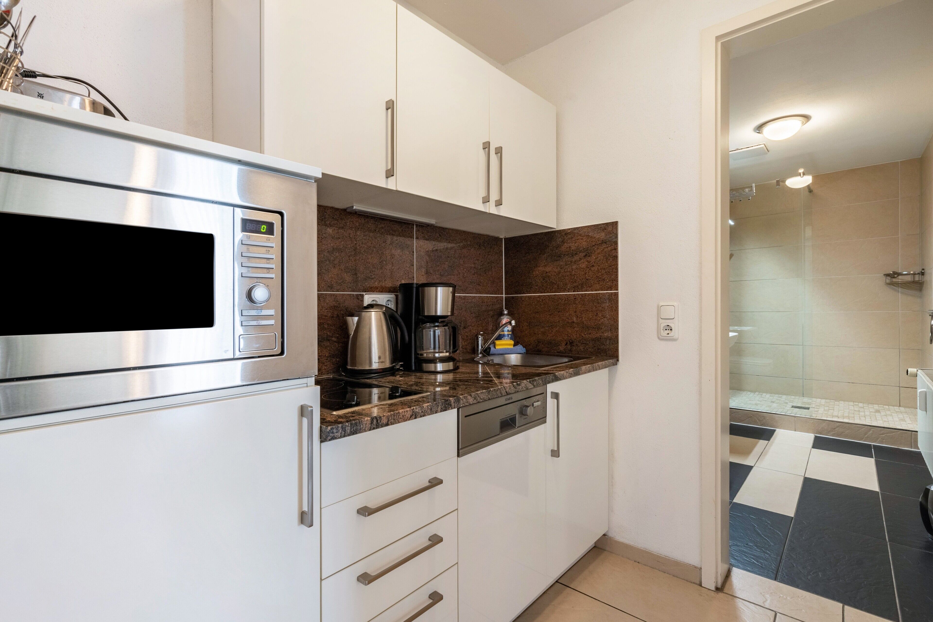 Kühlschrank, Mikrowelle, Herdplatte, Geschirrspüler