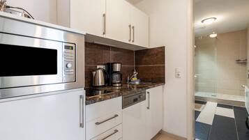 Kühlschrank, Mikrowelle, Herdplatte, Geschirrspüler