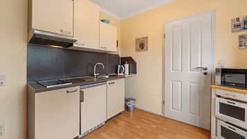 Kühlschrank, Mikrowelle, Herdplatte, Wasserkocher