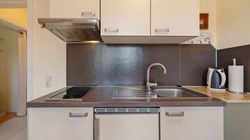 Kühlschrank, Mikrowelle, Herdplatte, Wasserkocher