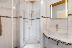 Shower, hair dryer, towels - Apartment '3' with Wi-Fi (Thaleischweiler-Fröschen)