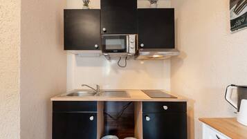 Kühlschrank, Mikrowelle, Herdplatte, Wasserkocher