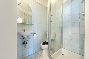 Shower, hair dryer, towels - Apartment '8' with Shared Garden and Wi-Fi (Thaleischweiler-Fröschen)