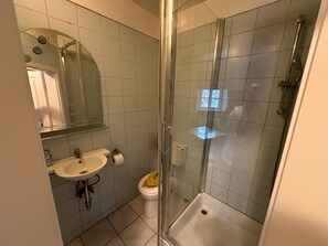 Douche, sèche-cheveux, serviettes fournies