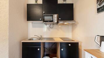 Kühlschrank, Mikrowelle, Herdplatte, Wasserkocher