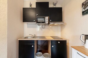 Fridge, microwave, stovetop, electric kettle