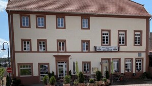Ein zweistöckiges Gebäude mit einem Schild für das 'Park Golsong Park Restaurant' im Erdgeschoss.