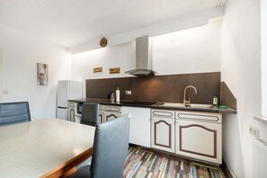 Kühlschrank, Mikrowelle, Herdplatte, Wasserkocher