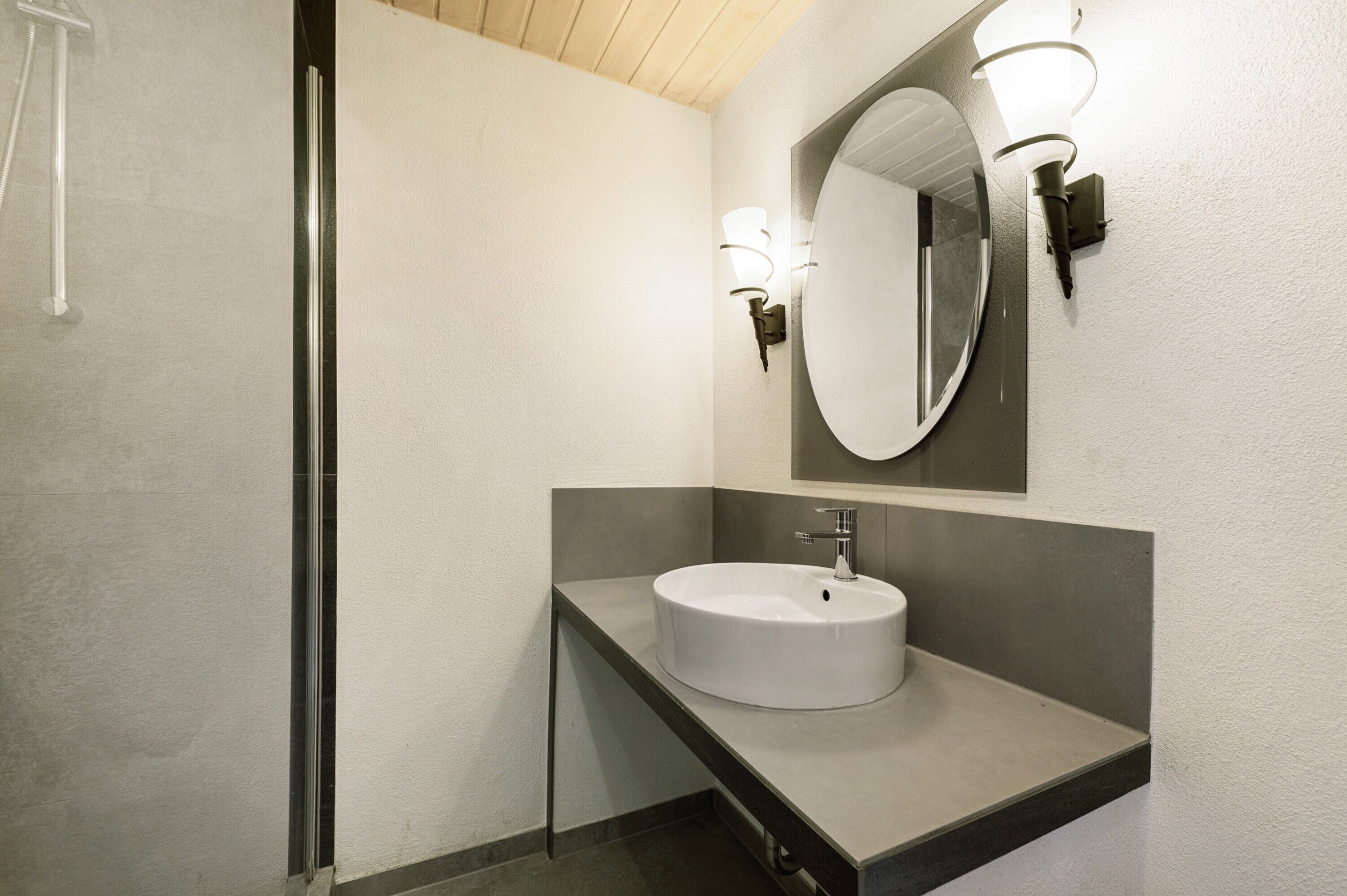 Douche, sèche-cheveux, serviettes fournies