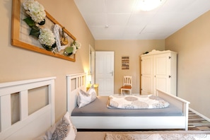 4 slaapkamers, een strijkplank/strijkijzer, gratis wifi, beddengoed