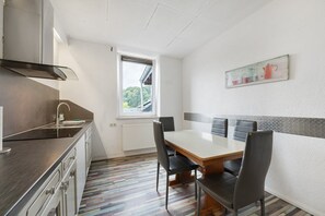 Eine moderne Küche mit Essbereich, einem Fenster mit Blick und einem Bild an der Wand.