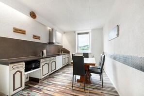 Réfrigérateur, four à micro-ondes, surface de cuisson