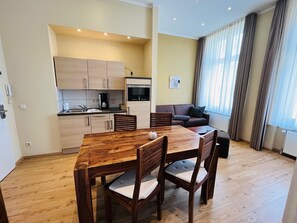Apartment mit 1 Schlafzimmer | Private kitchen | Fridge, microwave, stovetop, electric kettle