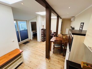 Apartment mit 2 Schlafzimmer | Living area | 40-inch LED TV with satellite channels