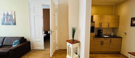 Apartment mit 1 Schlafzimmer | مطبخ خاص | ثلاجة، ميكروويف، موقد طهي مسطح، غلّاية كهربائية