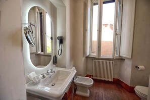 Deluxe Suite, Courtyard View | Bathroom - AGH Babuino (Rome)