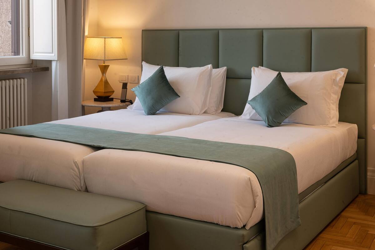 Phòng Suite Deluxe, quang cảnh sân vườn | Minibar, két bảo mật tại phòng, màn/rèm cản sáng, phòng cách âm 