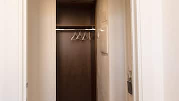 Suite Deluxe, vue cour intérieure | 1 chambre, coffres-forts dans les chambres, rideaux occultants