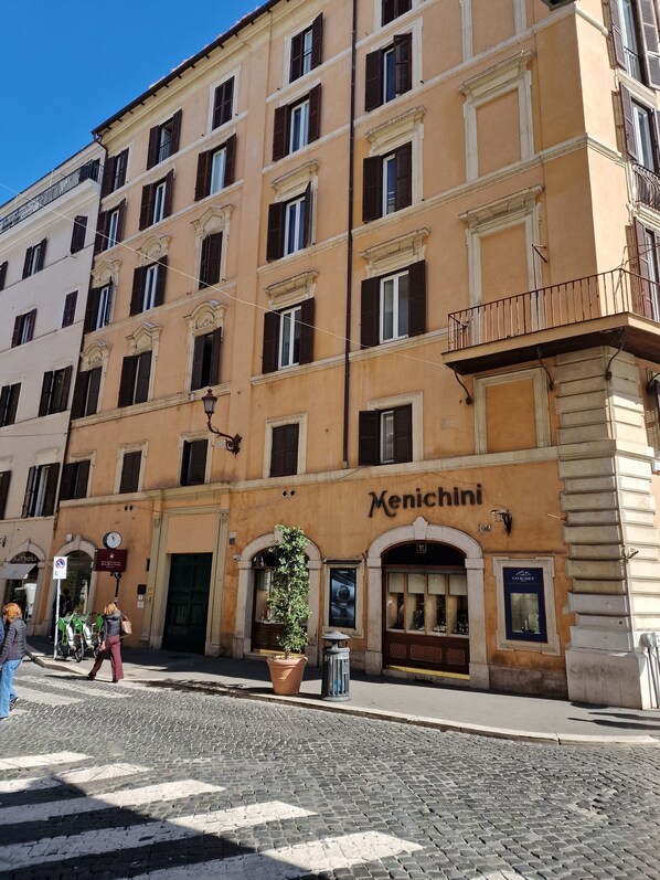 Vista frontal de la propiedad