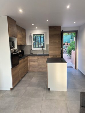 Kühlschrank, Mikrowelle, Ofen, Herdplatte