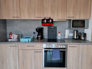 Kühlschrank, Mikrowelle, Ofen, Herdplatte