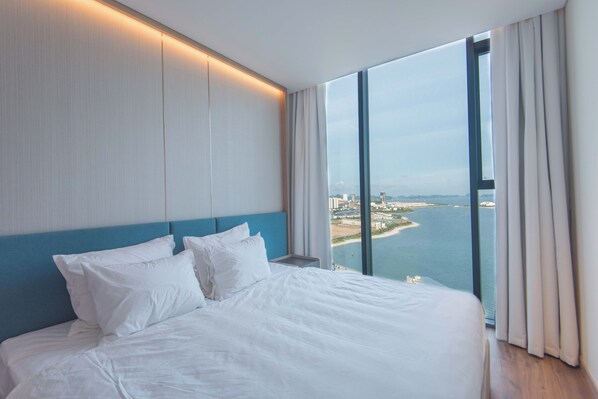 Apartment, 2 Bedrooms, Sea View, Beachfront | Laptop workspace, soundproofing, free WiFi