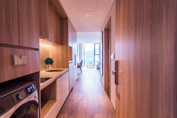 アパートメント 1 ベッドルーム シティビュー ビーチフロント | 専用キッチン | 調理器具と食器、ダイニングテーブル