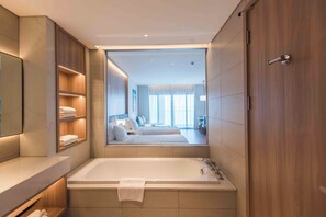 Căn hộ, 1 phòng ngủ, quang cảnh biển, sát bãi biển | Phòng tắm | Đồ dùng nhà tắm miễn phí, máy sấy tóc, áo choàng tắm