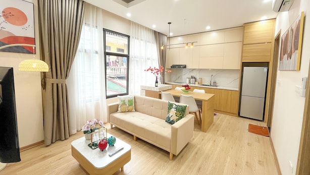 Un apartamento moderno con sala de estar, comedor y cocina.