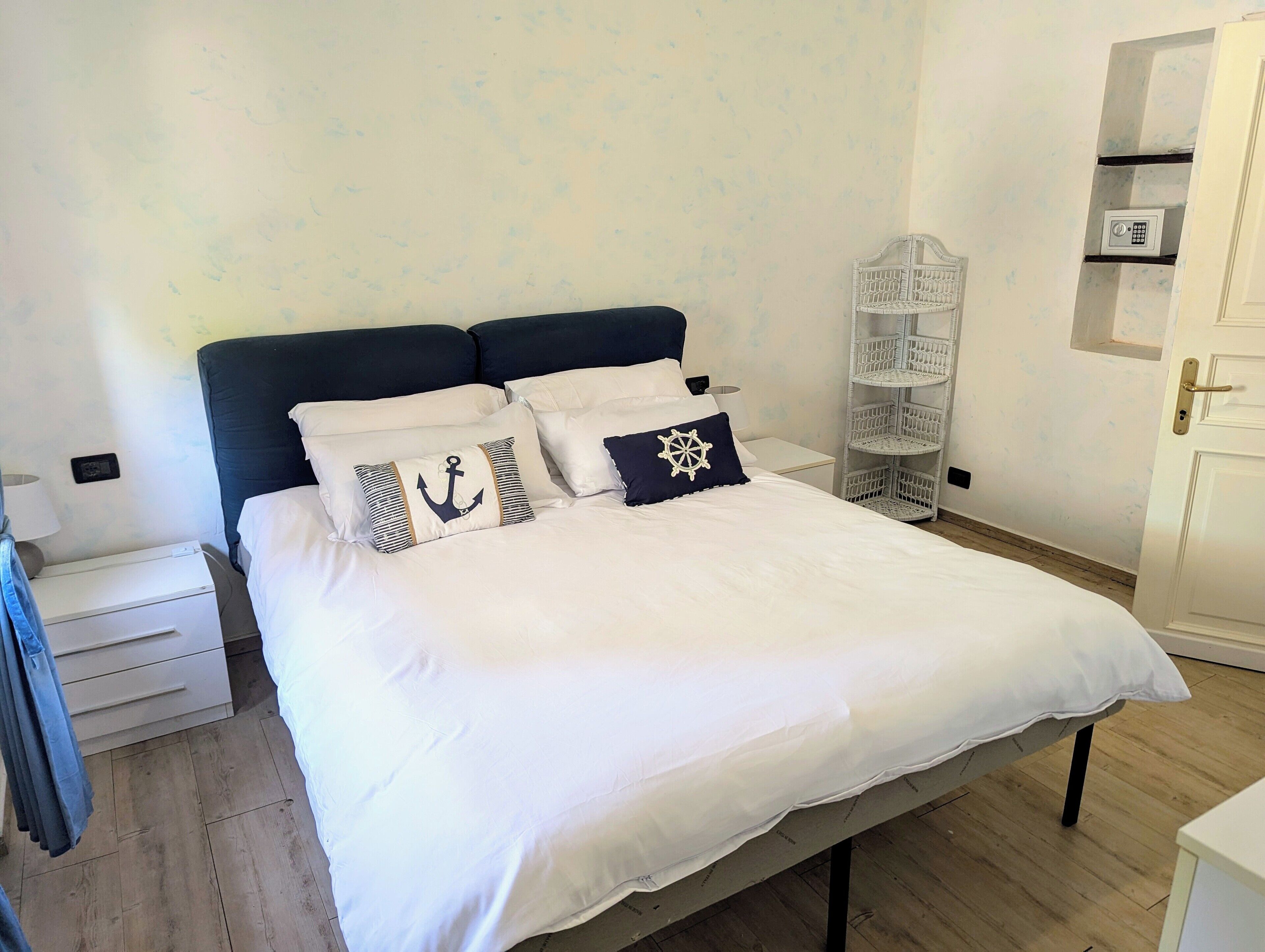 3 camere, una cassaforte in camera, una scrivania, ferro/asse da stiro