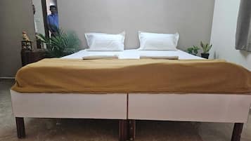 Standard Double Room | Laptop workspace, free WiFi