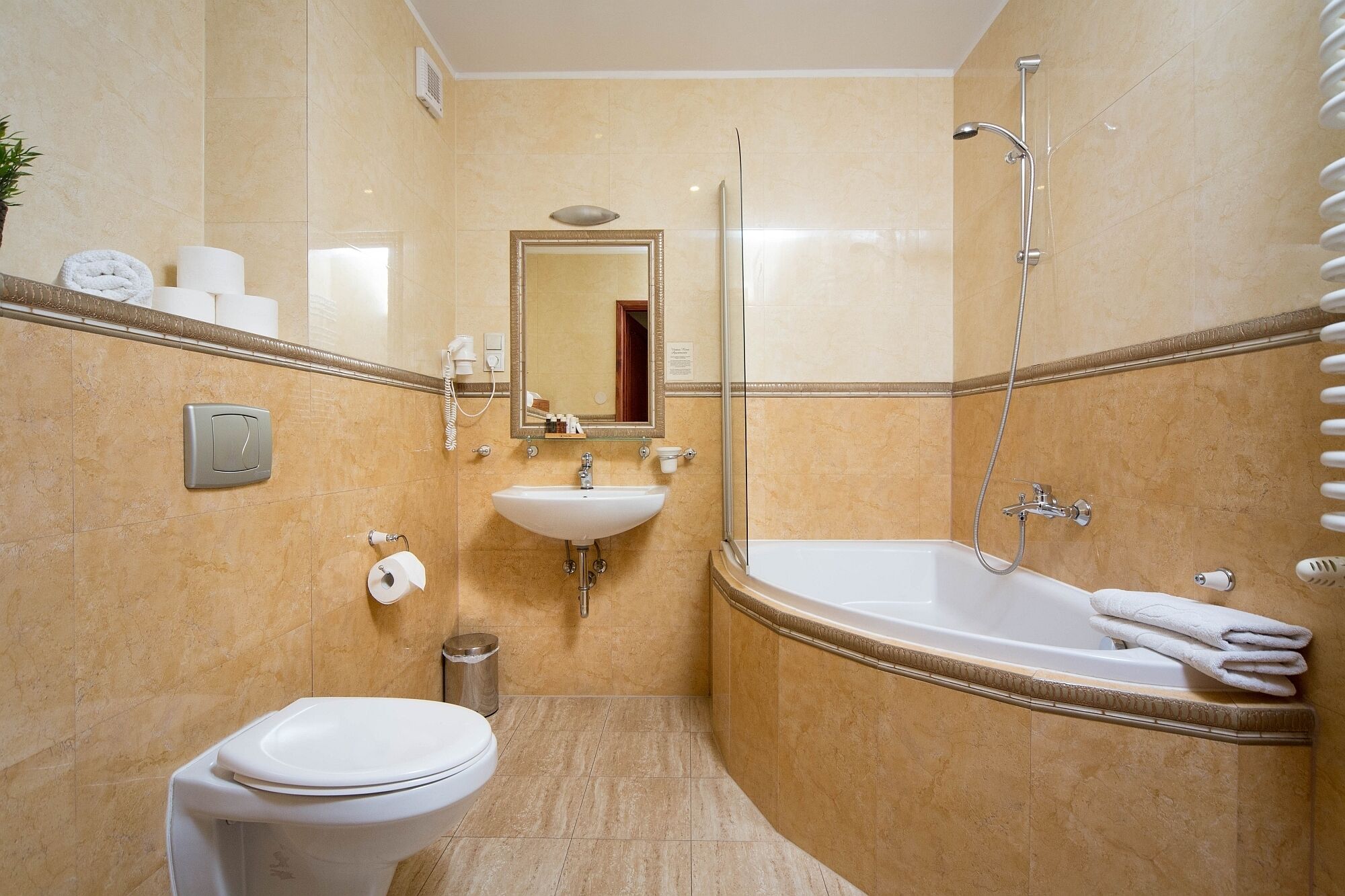 Een badkamer met toilet, wastafel en bad.