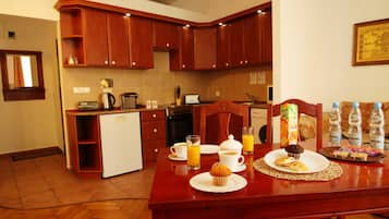 1 habitación, caja de seguridad en la habitación y escritorio