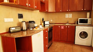 Refrigerador, microondas, parrilla de estufa y cafetera y tetera