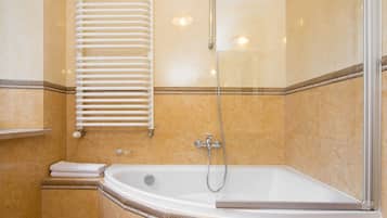 Apartamento superior, vistas a la ciudad | Baño | Secador de pelo, toallas, jabón y papel higiénico