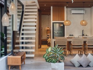 Villa, vue piscine | Cuisine privée | Réfrigérateur, micro-ondes, plaque de cuisson