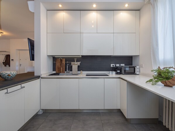 Een koelkast, een microgolfoven, een oven, een vaatwasser