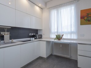 Een koelkast, een microgolfoven, een oven, een vaatwasser