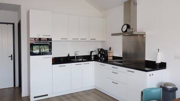 Een koelkast, een magnetron, een oven, een kookplaat