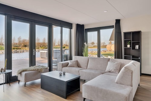 Whirlpool-Retreat mit Anlegesteg