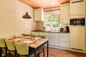Fridge, microwave, stovetop, dishwasher