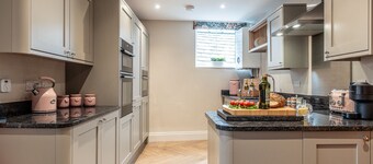 Beautifully presented dog friendly - Piggy in the Middle