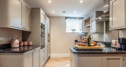 Beautifully presented dog friendly - Piggy in the Middle