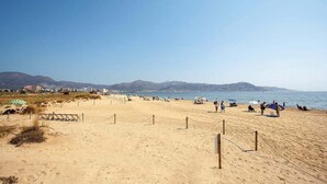 På stranden og hvit sand