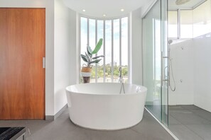 Een douche, een haardroger, een bidet, handdoeken