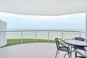 Outdoor dining - Private Beach - Sunset Sea View 2 Bedroom (Sattahip)