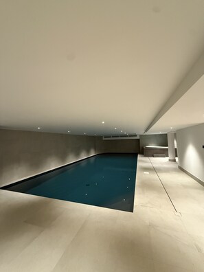 حمّام سباحة مُدفَّأ