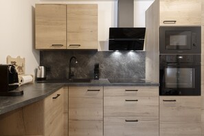Kühlschrank, Mikrowelle, Ofen, Geschirrspüler