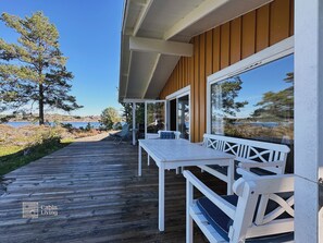 Outdoor dining - Seaside cabin with boat and beach in Kragerø (Kragerø)
