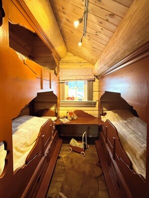 6 bedrooms, iron/ironing board, WiFi